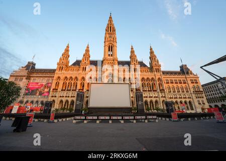 Wien, Österreich, Europa - 26. Mai 2023. Wiener Filmfestspiele im Rathaus, Rathaus am Rauthausplatz mit großer Filmvorführung im Freien. Stockfoto