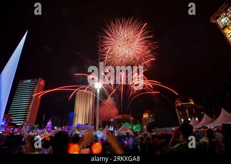 Bildnummer: 58958561  Datum: 01.01.2013  Copyright: imago/Xinhua (130101) -- KUALA LUMPUR, Jan. 1, 2013 (Xinhua) -- watch fireworks displayed at the Merdeka Square during New Year celebrations in Kuala Lumpur, Malaysia, Jan. 1, 2013. (Xinhua/Chong Voon Chung) MALAYSIA-KUALA LUMPUR-NEW YEAR-CELEBRATIONS PUBLICATIONxNOTxINxCHN Gesellschaft Silvester Neujahr 2012 2013 Jahreswechsel Feuerwerk xdp x0x 2013 quer premiumd      58958561 Date 01 01 2013 Copyright Imago XINHUA  Kuala Lumpur Jan 1 2013 XINHUA Watch Fireworks displayed AT The Merdeka Square during New Year celebrations in Kuala Lumpur Mal Stock Photo