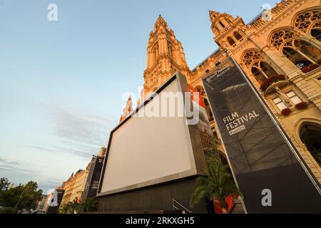 Wien, Österreich, Europa - 26. Mai 2023. Wiener Filmfestspiele im Rathaus, Rathaus am Rauthausplatz mit großer Filmvorführung im Freien. Stockfoto