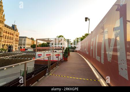 Wien, Österreich, Europa - 26. Mai 2023. Wiener Filmfestspiele im Rathaus, Rathaus am Rauthausplatz mit großem Filmfestspiel-Schild. Stockfoto