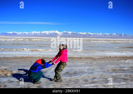 Bildnummer: 58960184  Datum: 01.01.2013  Copyright: imago/Xinhua (130102) -- DELHI, Jan. 2, 2013 (Xinhua) -- Tourists frolic on the frozen Har Lake in northwest China s Qinghai Province, Jan. 1, 2013. Har Lake is the second largest lake in Qinghai. (Xinhua/Li Shaopeng) (lfj) CHINA-QINGHAI-LAR LAKE-SCENERY (CN) PUBLICATIONxNOTxINxCHN Gesellschaft Landschaft Winter kalt Kälte See gefroren x0x xmb 2013 quer      58960184 Date 01 01 2013 Copyright Imago XINHUA  Delhi Jan 2 2013 XINHUA tourists Frolic ON The Frozen Har Lake in Northwest China S Qinghai Province Jan 1 2013 Har Lake IS The Second Lar Stock Photo