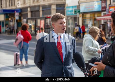 London, England, Großbritannien. 26. August 2023. theÂ stellvertretender Generalsekretär der National Union of Rail, Maritime and Transport WorkersÂ (RMT) EDDIE DEMPSEY ist auf der Picketlinie in Paddington zu sehen, als gewerkschaftsmitglieder am Samstag auf 14 Zugunternehmen zuschlagen. (Bild: © Tayfun Salci/ZUMA Press Wire) NUR REDAKTIONELLE VERWENDUNG! Nicht für kommerzielle ZWECKE! Stockfoto