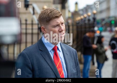 London, England, Großbritannien. 26. August 2023. theÂ stellvertretender Generalsekretär der National Union of Rail, Maritime and Transport WorkersÂ (RMT) EDDIE DEMPSEY ist auf der Picketlinie in Paddington zu sehen, als gewerkschaftsmitglieder am Samstag auf 14 Zugunternehmen zuschlagen. (Bild: © Tayfun Salci/ZUMA Press Wire) NUR REDAKTIONELLE VERWENDUNG! Nicht für kommerzielle ZWECKE! Stockfoto