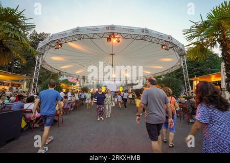 Wien, Österreich, EU-Mai 25, 2023. Wiener Filmfestival, Europas größte Kultur, kulinarisches Festival. Leute, die Filme und Restaurants auf dem Platz genießen. Stockfoto