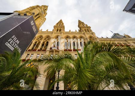 Wien, Österreich, EU - 25. Mai 2023. Wiener Skyline mit Rathaus, das während des jährlichen Filmfestivals, einem Musik- und kulinarischen Festival, als Rathaus bekannt ist Stockfoto