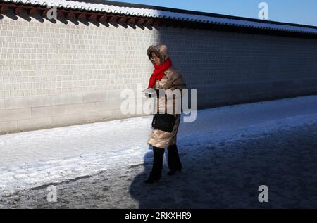 Bildnummer: 58962052  Datum: 03.01.2013  Copyright: imago/Xinhua (130103) -- SEOUL, Jan. 3, 2013 (Xinhua) -- A woman in thick clothes is seen on a street of Seoul, South Korea, Jan. 3, 2013. The South Korean capital of Seoul recorded a temperature of minus 16.5 centigrade degrees in the morning. (Xinhua/Park Jin hee) (rh) SOUTH KOREA-SEOUL-COLD WEATHER PUBLICATIONxNOTxINxCHN Gesellschaft Winter Jahreszeit kalt Kälte Südkorea x0x xmb 2013 quer      58962052 Date 03 01 2013 Copyright Imago XINHUA  Seoul Jan 3 2013 XINHUA a Woman in Thick Clothes IS Lakes ON a Street of Seoul South Korea Jan 3 20 Stock Photo