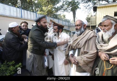 Bildnummer: 58962067 Datum: 03.01.2013 Copyright: imago/Xinhua (130103) -- NANGARHAR, 3. Januar 2013 (Xinhua) -- ehemalige Taliban-Gefangene nehmen am 3. Januar 2013 an einer Zeremonie in der ostafghanischen Provinz Nangarhar Teil. Insgesamt wurden 20 Taliban-Gefangene aus dem Bagram-Gefängnis freigelassen, das früher von den US-Streitkräften im Land kontrolliert wurde. Ihre Freilassung wurde durch Vermittlung des afghanischen Hohen Friedensrates, einem Komitee, das für die Vermittlung von Frieden mit den Taliban zuständig ist, sichergestellt, wie der Beamte am Donnerstag erklärte. (Xinhua/Tahir Safi)(zcc) AFGHANISTAN-NANGARHAR-TALIBAN GEFANGENENFREIE PUBLICATIONxNOTxINxCHN Politik Stockfoto