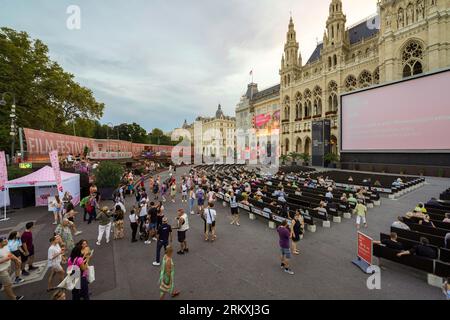 Wien, Österreich, Europa - 26. Mai 2023. Wiener Filmfestspiele im Rathaus, Rathaus am Rauthausplatz mit großer Filmvorführung im Freien. Stockfoto