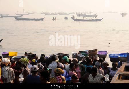 Bildnummer: 58966150 Datum: 05.01.2013 Copyright: imago/Xinhua (130105) -- ACCRA, 5. Januar 2013 (Xinhua) -- Fischer und Händler warten auf Boote mit Meeresprodukten im Fischerhafen Jamestown in Accra, Hauptstadt Ghanas, 5. Januar 2012. Jamestown, wo die meisten Bewohner Ga-Stämme sind, die vom Fischen leben, ist einer der ältesten Bezirke von Accra. (Xinhua/Shao Haijun) GHANA-ACCRA-JAMESTOWN-FISCHEREIHAFEN PUBLICATIONxNOTxINxCHN Gesellschaft Wirtschaft Arbeit Fischer Fischerei Krabbenfischen Einheimische x0x xdd 2013 quer 58966150 Datum 05 01 2013 Copyright Imago XINHUA Accra 5. Januar 2013 XINHUA und Stockfoto