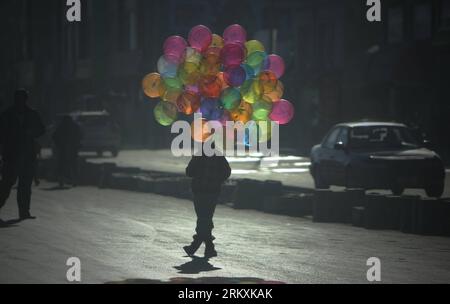 Bildnummer: 58967686  Datum: 06.01.2013  Copyright: imago/Xinhua (130106) -- KABUL, Jan. 6, 2013 (Xinhua) -- An Afghan balloon seller waits for his customers in Kabul, Afghanistan, on Jan. 6, 2013. (Xinhua/Ahmad Massoud) (lyx) AFGHANISTAN-KABUL-DAILY LIFE PUBLICATIONxNOTxINxCHN Gesellschaft Arbeit Armut x0x xdd premiumd 2013 quer      58967686 Date 06 01 2013 Copyright Imago XINHUA  Kabul Jan 6 2013 XINHUA to Afghan Balloon Sellers Waits for His customers in Kabul Afghanistan ON Jan 6 2013 XINHUA Ahmad Massoud lyx Afghanistan Kabul Daily Life PUBLICATIONxNOTxINxCHN Society Work Poverty x0x  pr Stock Photo