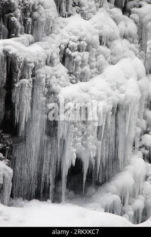 Bildnummer: 58967601 Datum: 06.01.2013 Copyright: imago/Xinhua (130106) -- JIUJIANG, 6. Januar 2013 (Xinhua) -- Foto aufgenommen am 6. Januar 2013 zeigt Eiszapfen an einem gefrorenen Wasserfall auf dem Berg Lushan in Jiujiang, der ostchinesischen Provinz Jiangxi. (Xinhua/Wei Dongsheng) (zn) CHINA-JIANGXI-NANCHANG-LUSHAN MOUNTAIN-FROZEN WATERFALL (CN) PUBLICATIONxNOTxINxCHN Gesellschaft Landschaft Wasserfall gefrorsen Eis Winter Jahresizeit x0x xmb 2013 hoch 58967601 Datum 06 01 2013 Copyright Imago XINHUA Jiujiang 6. Januar 2013 XINHUA Foto aufgenommen AM 6. Januar 2013 zeigt Icicle AN einem gefrorenen Wasserfall in der Lushan MoU Stockfoto