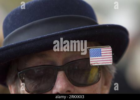 Bildnummer: 58970101 Datum: 06.01.2013 Copyright: imago/Xinhua (130107) -- YORBA LINDA, 6. Januar 2013 (Xinhua) -- Eine Frau nimmt an einer Zeremonie zum 100. Geburtstag des ehemaligen Präsidenten Richard Nixon in Yorba Linda, Kalifornien, USA, am 6. Januar 2013 Teil. (Xinhua/Zhao Hanrong) (jl) U.S.-CALIFORNIA-RICHARD NIXON-BIRTH-BIRTH-BIRTH-BIRTH PUBLICATIONxNOTxINxCHN Politik Kranzniederlegung Geburtstag xas x0x 2013 quer Aufmacher Premiere 58970101 Datum 06 01 2013 Copyright Imago XINHUA Yorba Linda 6. Januar 2013 XINHUA A Woman nimmt an einer Zeremonie zum 100. Jahrestag des Jubiläums Teil Stockfoto