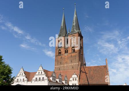 Gotische St. Marienkirche und Renaissancefassade des Rathauses in Stendal Stockfoto