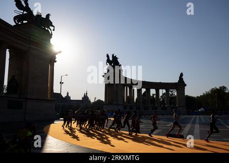 Budapest, Ungarn. 26. August 2023. Athleten nehmen am Frauen-Marathon an den Leichtathletik-Weltmeisterschaften in Budapest, Ungarn, am 26. August 2023 Teil. Quelle: Meng Dingbo/Xinhua/Alamy Live News Stockfoto