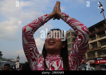 23. August 2023, Srinagar Kashmir, Indien: Ein Mädchen jubelt zu, als sie die erfolgreiche Mondlandung der Chandrayaan-3-Raumsonde auf dem Südpol des Mondes in Srinagar feiert. Indien war die erste Nation, die am 23. August erfolgreich ein Schiff auf dem Südpol des Mondes landete. Dies war der letzte Meilenstein in einem erneuten Vorstoß zur Monderkundung, der sowohl die weltbesten Weltraummächte als auch neue Spieler anzieht. Am 23,2023. August in Srinagar Kaschmir, Indien. (Foto: Firdous Nazir/Eyepix Group/SIPA USA) Stockfoto