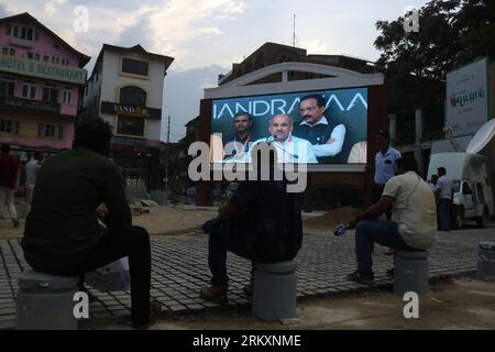 23. August 2023, Srinagar Kashmir, Indien: Die Menschen sehen eine Live-Übertragung der Mondlandung der Chandrayaan-3-Raumsonde auf dem Südpol des Mondes in Srinagar. Indien war die erste Nation, die am 23. August erfolgreich ein Schiff auf dem Südpol des Mondes landete. Dies war der letzte Meilenstein in einem erneuten Vorstoß zur Monderkundung, der sowohl die weltbesten Weltraummächte als auch neue Spieler anzieht. Am 23,2023. August in Srinagar Kaschmir, Indien. (Foto: Firdous Nazir/Eyepix Group/SIPA USA) Stockfoto