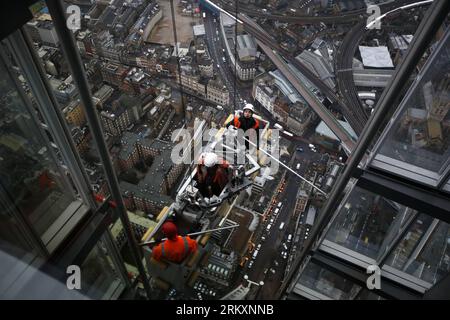 Bildnummer: 59024573  Datum: 09.01.2013  Copyright: imago/Xinhua (130111) -- LONDON, Jan. 11, 2013 (Xinhua) -- work outside the Shard in London, Britain, Jan. 9, 2013. The Shard, also referred to the Shard of Glass, is a 95-storey skyscraper in London. Standing about 310 meters high, the Shard will officially open to the public on Feb. 1, 2013. (Xinhua/Wang Lili) (lr) BRITAIN-LONDON-THE SHARD-NEW LANDMARK PUBLICATIONxNOTxINxCHN Gesellschaft Architektur Wolkenkratzer Gebäude Bau Bauarbeiten x0x xdd premiumd 2013 quer      59024573 Date 09 01 2013 Copyright Imago XINHUA  London Jan 11 2013 XINHU Stock Photo