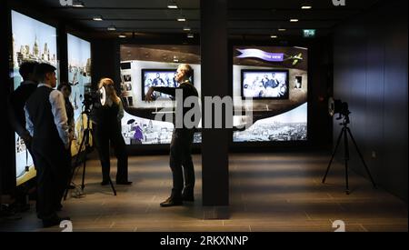 Bildnummer: 59024577 Datum: 09.01.2013 Copyright: imago/Xinhua (130111) -- LONDON, 11. Januar 2013 (Xinhua) -- Mitarbeiter arbeiten in der Lobby des Shard in London, Großbritannien, 9. Januar 2013. The Shard, auch Shard of Glass genannt, ist ein 95-stöckiger Wolkenkratzer in London. Mit einer Höhe von etwa 310 Metern wird The Shard am 1. Februar 2013 offiziell für die Öffentlichkeit geöffnet. (Xinhua/Wang Lili) (lr) BRITAIN-LONDON-THE SHARD-NEW LANDMARK PUBLICATIONxNOTxINxCHN Gesellschaft Architektur Wolkenkratzer Gebäude Innenansicht Innen x0x xdd Premiere 2013 quer 59024577 Datum 09 01 2013 Copyright Imago XINHUA Stockfoto