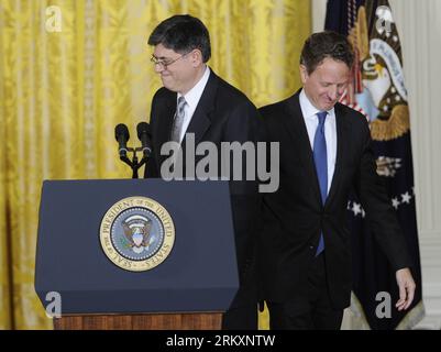 Bildnummer: 59024660  Datum: 10.01.2013  Copyright: imago/Xinhua (130110) -- WASHINGTON D.C., Jan. 10, 2013 (Xinhua) -- White House Chief of Staff Jacob Lew (L) and outgoing Treasury Secretary Timothy Geithner attend a nomination ceremony in the East Room of the White House in Washington D.C., capital of the United States, Jan. 10, 2013. U.S. President Barack Obama on Thursday picked White House Chief of Staff Jacob Lew as the next Treasury Secretary succeeding Timothy Geithner, a big step of shaping his economic team. (Xinhua/Zhang Jun) US-WASHINGTON-TREASURY SECRETARY-NOMINATION PUBLICATIONx Stock Photo