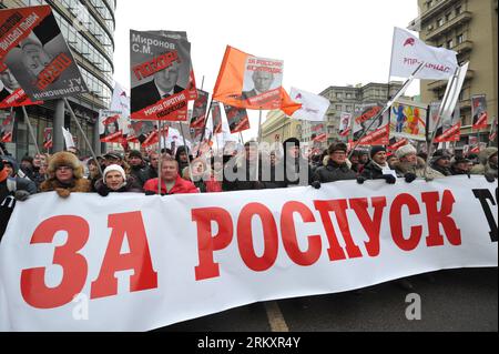 Bildnummer: 59074848 Datum: 13.01.2013 Copyright: imago/Xinhua (130113) -- MOSKAU, 13. Januar 2013 (Xinhua) -- Protest gegen das Anti-Magnitsky-Gesetz in der Moskauer Innenstadt, Russland, 13. Januar 2013. Das von Präsident Wladimir Putin am 28. Dezember 2012 unterzeichnete Anti-Magnitsky-Gesetz verbietet US-Bürgern die Adoption russischer Waisen und ist Teil der Reaktion Russlands auf das US-Magnitsky-Gesetz, das Sanktionen gegen russische Beamte im Zusammenhang mit dem Tod von Sergej Magnitsky einführte. ein Anwalt, der 2009 in einem Moskauer Untersuchungsgefängnis starb. (XINHUA) RUSSLAND-USA-ADOPTIONSVERBOT-PROTEST PUBLICATIO Stockfoto