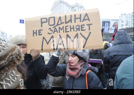 Bildnummer: 59074849  Datum: 13.01.2013  Copyright: imago/Xinhua (130113) -- MOSCOW, Jan. 13, 2013 (Xinhua) -- protest against the Anti-Magnitsky Act in downtown Moscow, Russia, Jan. 13, 2013. The Anti-Magnitsky Act, signed by President Vladimir Putin on Dec. 28, 2012, bans U.S. citizens to adopt Russian orphans and is part of Russia s response to the U.S. Magnitsky Act which introduced sanctions against Russian officials related to the death of Sergei Magnitsky, a whistle-blowing lawyer who died in a Moscow pre-trial detention center in 2009. (Xinhua) RUSSIA-US-ADOPTION-BAN-PROTEST PUBLICATIO Stock Photo