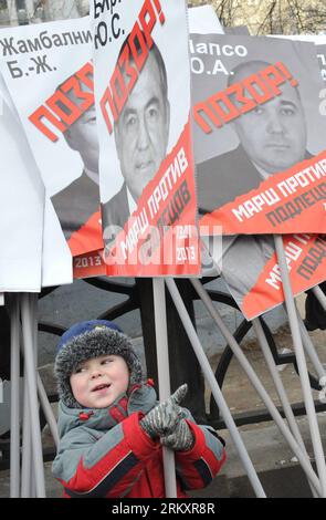 Bildnummer: 59074850 Datum: 13.01.2013 Copyright: imago/Xinhua (130113) -- MOSKAU, 13. Januar 2013 (Xinhua) -- Ein Kind hält Ein Plakat während des Protestes gegen das Anti-Magnitsky-Gesetz in der russischen Innenstadt, 13. Januar 2013. Das von Präsident Wladimir Putin am 28. Dezember 2012 unterzeichnete Anti-Magnitsky-Gesetz verbietet US-Bürgern die Adoption russischer Waisen und ist Teil der Reaktion Russlands auf das US-Magnitsky-Gesetz, das Sanktionen gegen russische Beamte im Zusammenhang mit dem Tod von Sergej Magnitsky einführte. ein Anwalt, der 2009 in einem Moskauer Untersuchungsgefängnis starb. (Xinhua) RUSSLAND Stockfoto