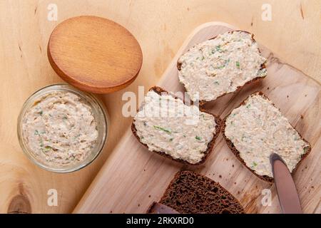 Hausgemachter Aufstrich mit Fisch, Eiern, Mayonnaise und Frühlingszwiebeln Stockfoto