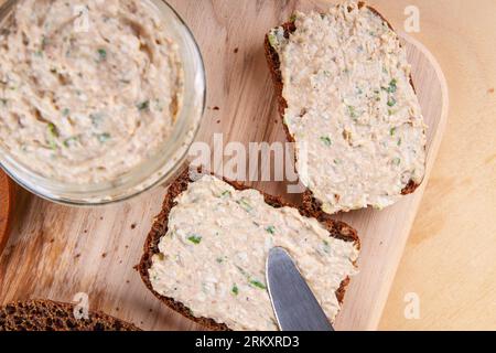 Genießen Sie hausgemachte Pastete aus Leber, Eiern, Joghurt und Schnittlauch, serviert zusammen mit Roggenbrotscheiben Stockfoto