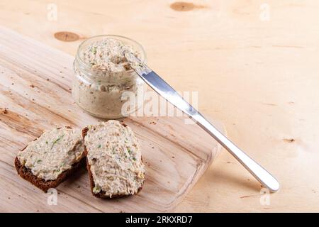 Roggenbrot erhöht mit Aufstrich auf hölzernem Hintergrund mit Kopierraum Stockfoto