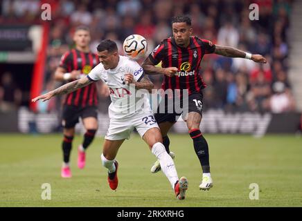 Tottenham Hotspurs Pedro Porro (links) und Bournemouth's Justin Kluivert kämpfen während des Premier-League-Spiels im Vitality-Stadion in Bournemouth um den Ball. Bilddatum: Samstag, 26. August 2023. Stockfoto