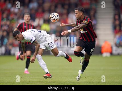 Tottenham Hotspurs Pedro Porro (links) und Bournemouth's Justin Kluivert kämpfen während des Premier-League-Spiels im Vitality-Stadion in Bournemouth um den Ball. Bilddatum: Samstag, 26. August 2023. Stockfoto