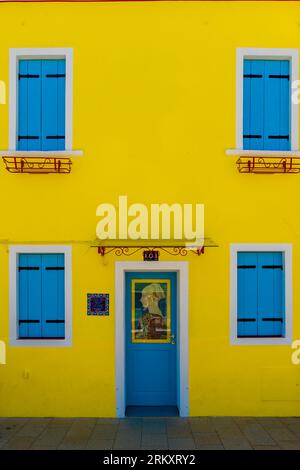 BURANO, ITALIEN - 24. JUNI 2022: Farbenfrohe Gebäude und Geschäfte auf der kleinen Insel Burano in der venezianischen Lagune in der Nähe der Stadt Venedig Stockfoto