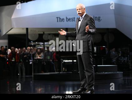 Bildnummer: 59079575 Datum: 14.01.2013 Copyright: imago/Xinhua (130114) -- DETROIT, 14. Januar 2013 (Xinhua) -- Daimler AG-Vorstandsvorsitzender Dieter Zetsche spricht auf der Bühne der 2013 North American International Auto Show Medienvorschau im Cobo Center in Detroit, USA, 14. Januar 2013. Mehr als 50 neue Autos feierten ihr öffentliches Debüt auf der jährlichen Show. Nach der Vorschauwoche wird die Autoshow vom 19. Bis 27. Januar für die Öffentlichkeit zugänglich sein. Es werden mehr als 800.000 Besucher erwartet. (Xinhua/Fang Zhe) US-DETROIT-NAIAS-MERCEDES-BENZ PUBLICATIONxNOTxINxCHN Wirtschaft People M Stockfoto