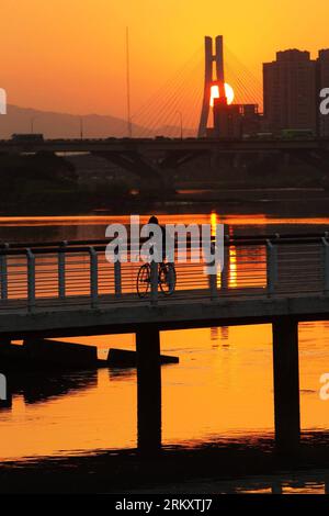 Bildnummer: 59085497 Datum: 15.01.2013 Copyright: imago/Xinhua TAIPEI, 15. Januar 2013 - Foto aufgenommen am 15. Januar 2013 zeigt die Sonnenuntergangslandschaft in Dadaocheng in Taipei, Südostchina. Dadaocheng, eine Gegend im Datong-Viertel von Taipei, war im 19. Jahrhundert ein wichtiger Handelshafen und ist immer noch eine wichtige historische Touristenattraktion und Einkaufsgegend. (Xinhua/Xing Guangli) (lfj) CHINA-TAIPEI-DADAOCHENG-SUNSET (CN) PUBLICATIONxNOTxINxCHN Gesellschaft xas x0x 2013 hohe Premiere 59085497 Datum 15 01 2013 Copyright Imago XINHUA Taipei 15. Januar 2013 Foto aufgenommen AM 15. Januar 2013 zeigt die Sonnenuntergangskulisse Stockfoto