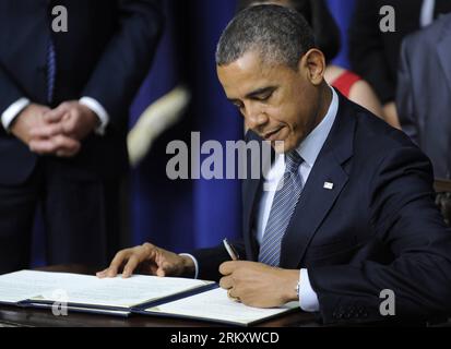 Bildnummer: 59095035  Datum: 16.01.2013  Copyright: imago/Xinhua (130116) -- WASHINGTON D.C., Jan. 16, 2013 (Xinhua) -- U.S. President Barack Obama signs executive orders on gun violence during an event at the White House in Washington D.C., capital of the United States, Jan. 16, 2013. Obama on Wednesday unveiled a sweeping and expansive package of gun violence reduction proposals, a month after the Sandy Hook Elementary School mass shooting killed 26 including 20 schoolchildren. (Xinhua/Zhang Jun) US-WASHINTON-OBAMA-GUN-CONTROL PUBLICATIONxNOTxINxCHN Politik People USA Gesetz Unterzeichnung p Stock Photo