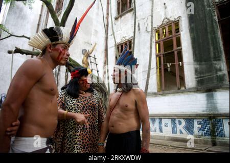 Bildnummer: 59095332  Datum: 16.01.2013  Copyright: imago/Xinhua (130117) -- RIO DE JANEIRO, Jan. 16, 2013 (Xinhua) -- Indigenous discuss the governmental proposal outside the old Indian Museum in Rio de Janeiro, Brazil, Jan. 16, 2013. The government of Rio de Janeiro plans to tear down an old Indian museum beside Maracana Stadium to build parking lot and shopping center here for the upcoming Brazil 2014 FIFA World Cup. The plan met with protest from the indigenous groups. Now Indians from 17 tribes around Brazil settle down in the old building, appealing for the protection of the century-old Stock Photo