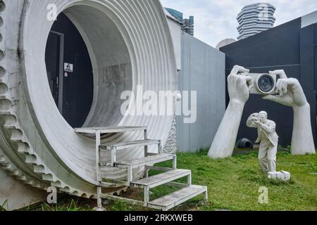 Der auffällige Eingang zum Museum für Vintage-Kameras in Kampong Glam, Singapur, mit einer Statue und Kunstwerken zum Thema Fotografie in der Nähe Stockfoto