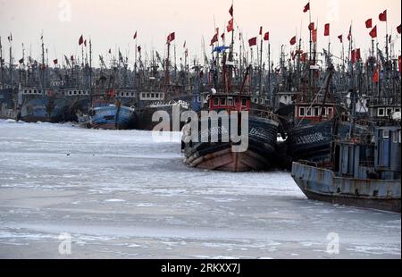 Bildnummer: 59100182  Datum: 17.01.2013  Copyright: imago/Xinhua Hundreds of fishing boats are seen at a harbor in Jinzhou New District, Dalian City, northeast China s Liaoning Province, Jan. 17, 2013. The floating ice covers 5,429 square kilometers of Bohai Sea and 5,808 square kilometers of northern Yellow Sea, the National Marine Forecasting Station reported on Thursday. (Xinhua/Liu Debin) (gqd) CHINA-BOHAI SEA-YELLOW SEA-FLOATING ICE (CN) PUBLICATIONxNOTxINxCHN Wirtschaft Fischfang Winter Eis eingefroren x0x xds 2013 quer Aufmacher premiumd     59100182 Date 17 01 2013 Copyright Imago XINH Stockfoto