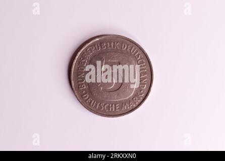 Einzelne 5-Mark-Münze der nicht mehr aktuellen Währung Deutsche Mark aus Deutschland Stockfoto