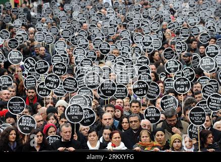 Bildnummer: 59107796 Datum: 19.01.2013 Copyright: imago/Xinhua (130119) -- ISTANBUL, 19. Januar 2013 (Xinhua) -- Halten Sie Banner, während Sie im Regen während einer Gedenkveranstaltung auf der Straße vor dem Büro von Dink in Istanbul, Türkei, am 19. Januar 2013 marschieren. Eine große Anzahl von nahmen am Samstag in den türkischen Städten Istanbul, Ankara und Izmir auf die Straße, um dem armenisch-türkischen Journalisten Hrant Dink zu gedenken, der am 19. Januar 2007 ermordet wurde. (Xinhua/Ma Yan) (syq) TÜRKEI-ISTANBUL-ARMENISCH-TÜRKISCHER JOURNALIST-HRANT DINK-MEMORIAL PUBLICATIONxNOTxINxCHN Gesellschaft Gedenken Trauer Todestag Premiumx x0x Stockfoto