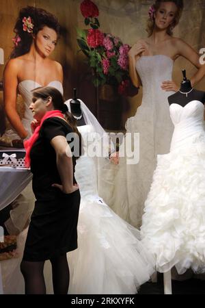 Bildnummer: 59108033  Datum: 19.01.2013  Copyright: imago/Xinhua (130119) -- FRANKFURT, Jan. 19, 2013 (Xinhua) -- A stall selling wedding dresses is seen at the TrauDich! Wedding Exhibition in Frankfurt, Germany, Jan. 19, 2013. The two-day exhibition opening here on Saturday provided a large number of wedding-related products and services including wedding dresses, accessories, photos as well as hotels and restaurants. (Xinhua/Luo Huanhuan) GERMANY-FRANKFURT-WEDDING-EXHIBITION PUBLICATIONxNOTxINxCHN Wirtschaft Messe Hochzeitsmesse premiumd x0x xmb 2013 hoch      59108033 Date 19 01 2013 Copyri Stock Photo