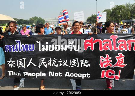 Bildnummer: 59111035  Datum: 21.01.2013  Copyright: imago/Xinhua (130121) -- BANGKOK, Jan. 21, 2013 (Xinhua) -- Members of the Thailand Patriot Network hold a banner during a rally to protest against the International Court of Justice (ICJ) at the Royal Plaza in Bangkok, Thailand, Jan. 21, 2013. The ICJ is scheduled to hold hearing in April and deliver a verdict in the next six months on the disputed territory surrounding the ancient Hindu Preah Vihear temple which straddles the common border of Cambodia and Thailand. In l962, the ICJ ruled that the temple belongs to Cambodia and in 2008, the Stock Photo
