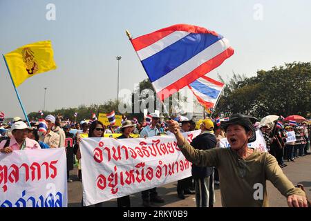 Bildnummer: 59111036 Datum: 21.01.2013 Copyright: imago/Xinhua (130121) -- BANGKOK, 21. Januar 2013 (Xinhua) -- Mitglieder des Thailand Patriot Network nehmen am 21. Januar 2013 an einer Kundgebung Teil, um gegen den Internationalen Gerichtshof (ICJ) auf dem Royal Plaza in Bangkok, Thailand, zu protestieren. Der IStGH soll im April eine Anhörung abhalten und in den nächsten sechs Monaten ein Urteil über das umstrittene Gebiet um den alten Hindu-Preah-Vihear-Tempel, der sich über die gemeinsame Grenze von Kambodscha und Thailand erstreckt, Fällen. Im Jahr 1962 entschied der IStGH, dass der Tempel zu Kambodscha gehört, und 2008 erklärte die UNESCO den Tempel Stockfoto