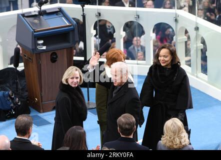 Bildnummer: 59113329  Datum: 21.01.2013  Copyright: imago/Xinhua (130121) -- WASHINGTON, Jan. 21, 2013 (Xinhua) -- Vice President of the US Joe Biden (C) arrives at the swearing-in ceremony of Barack Obama for his second term as US president on the west front of the Capitol Hill in Washington D.C., capital of the United States, Jan. 21, 2013. (Xinhua/Fang Zhe) (jy) US-PRESIDENT-INAUGURATION CEREMONY-ARRIVALS PUBLICATIONxNOTxINxCHN People Politik Eid Vereidigung Eid USA Amtseid premiumd x0x xmb 2013 quer      59113329 Date 21 01 2013 Copyright Imago XINHUA  Washington Jan 21 2013 XINHUA Vice Pr Stockfoto