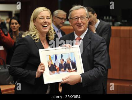 (130121) -- BRÜSSEL, 21. Januar 2013 (Xinhua) -- Finnlands Finanzministerin Jutta Urpilainen (L) bietet dem luxemburgischen Premierminister und Präsidenten der Eurogruppe Jean-Claude Juncker ein Foto vor einem Treffen der Finanzminister der Eurogruppe am EU-Hauptsitz in Brüssel, der belgischen Hauptstadt, am 21. Januar 2013. Der neue Vorsitzende der Eurogruppe, der den scheidenden Vorsitzenden Jean-Claude Juncker ersetzen soll, wird während des Treffens ernannt, und der niederländische Finanzminister Jeroen Dijsselbloem ist der einzige etablierte Kandidat für die Stelle. (Xinhua/YE Pingfan) (KORREKTUR)BELGIEN-EUROGROUP-MEETING-NEUE VERÖFFENTLICHUNG DES PRÄSIDENTEN Stockfoto