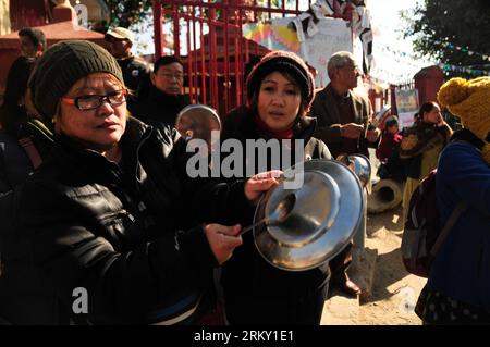 Bildnummer: 59117905  Datum: 22.01.2013  Copyright: imago/Xinhua (130122) -- KATHMANDU, Jan. 22, 2013 (Xinhua) -- Nepalese women knock frying pans as they participate in a demonstration against violence on women in Kathmandu, Nepal, Jan. 22, 2013. Protestors took to the street Tuesday and demanded severe punishment to those who were involved in the crimes against women, and better protection of women in Nepal. (Xinhua/Sunil Pradhan)(zjl) NEPAL-KATHMANDU-WOMEN-PROTEST PUBLICATIONxNOTxINxCHN Politik Demo Protest Frauen Gewalt premiumd x0x xmb 2013 quer      59117905 Date 22 01 2013 Copyright Ima Stock Photo