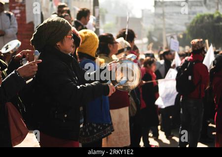 Bildnummer: 59117904 Datum: 22.01.2013 Copyright: imago/Xinhua (130122) -- KATHMANDU, 22. Januar 2013 (Xinhua) -- nepalesische Frauen klopfen an Pfannen, während sie an einer Demonstration gegen Gewalt an Frauen in Kathmandu, Nepal, am 22. Januar 2013 teilnehmen. Die Demonstranten gingen am Dienstag auf die Straße und verlangten schwere Strafen für diejenigen, die an den Verbrechen gegen Frauen beteiligt waren, und einen besseren Schutz der Frauen in Nepal. (Xinhua/Sunil Pradhan)(zjl) NEPAL-KATHMANDU-WOMEN-Protest PUBLICATIONxNOTxINxCHN Politik Demo Protest Frauen Gewalt Premiere x0x xmb 2013 quer 59117904 Datum 22 01 2013 Copyright Ima Stockfoto