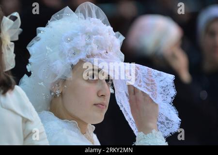 Bildnummer: 59127396  Datum: 24.01.2013  Copyright: imago/Xinhua (130124) -- JERUSALEM, Jan. 24, 2013 (Xinhua) -- The bride, the first granddaughter of Grand Rabbi of the Satmar hassidic dynasty Rabbi Zalman Leib Teitelbaum, waits for dancing during her wedding in Israeli town of Beit Shemesh, on Jan. 24, 2013. The wedding was held here from the evening of Jan. 23 to the morning of Jan. 24. Some 5,000 guests attended the traditional Jewish wedding. (Xinhua/Yin Dongxun) (zjl) MIDEAST-JERUSALEM-JEWS-WEDDING PUBLICATIONxNOTxINxCHN People Religion Judentum Hochzeit x0x xst 2013 quer Highlight prem Stock Photo