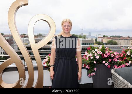 Berlin, Deutschland. 26. August 2023. Schauspielerin Jördis Triebel kommt zum „warm-up Brunch“ für den Schauspielpreis im Wiener Haus. Quelle: Gerald Matzka/dpa/Alamy Live News Stockfoto