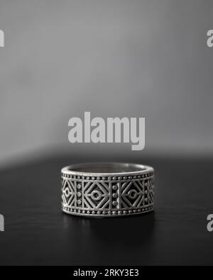 Produktfoto eines Silberrings im Wikingerstil Stockfoto